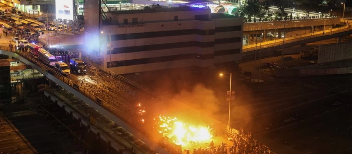 Χονγκ Κονγκ: Διαδηλωτές πυρπόλησαν την είσοδο της Πολυτεχνικής Σχολής - Απειλές από την αστυνομία (βίντεο-φωτο)